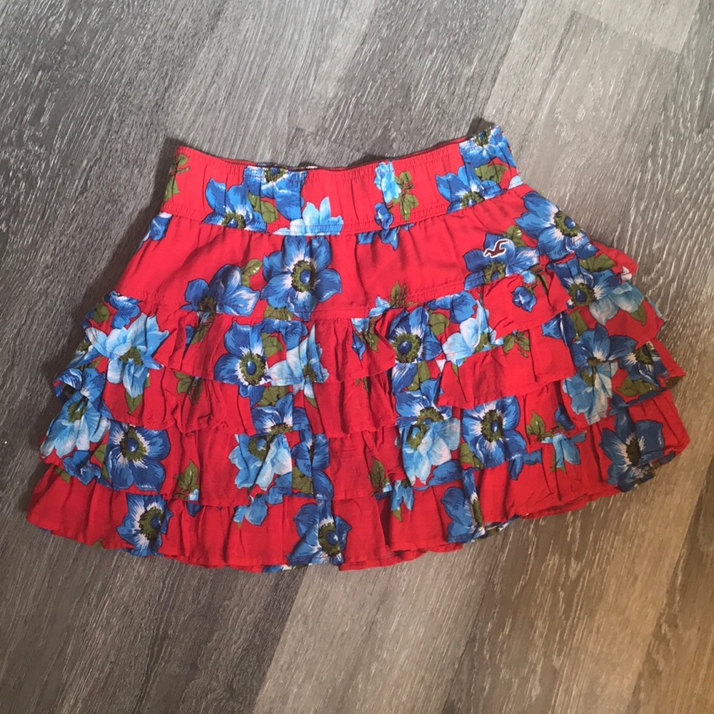 ❌SOLD❌ Hollister Red and Blue Floral Tiered Mini Skirt - Picture 2 of 8